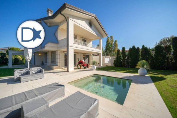 casa indipendente in vendita a Forte dei Marmi in zona Vittoria Apuana