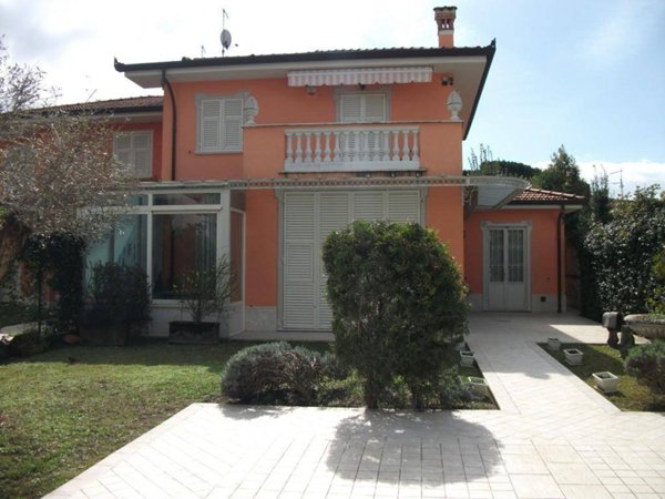 casa indipendente in vendita a Forte dei Marmi