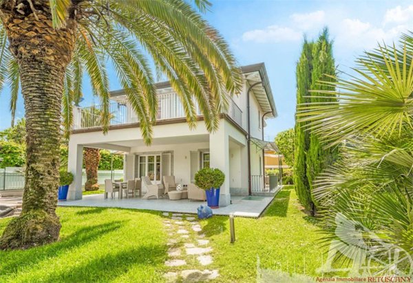 casa indipendente in vendita a Forte dei Marmi in zona Vittoria Apuana