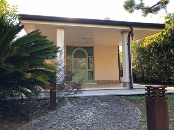 esavano in vendita a Forte dei Marmi in zona Vittoria Apuana