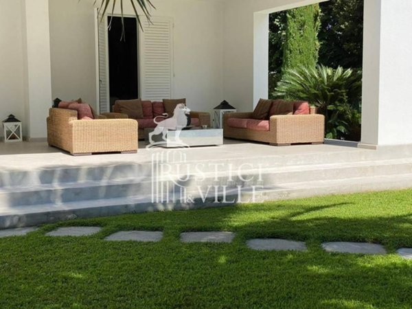 casa indipendente in vendita a Forte dei Marmi in zona Roma Imperiale
