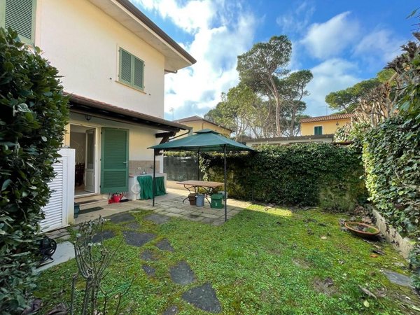 casa indipendente in vendita a Forte dei Marmi in zona Vittoria Apuana
