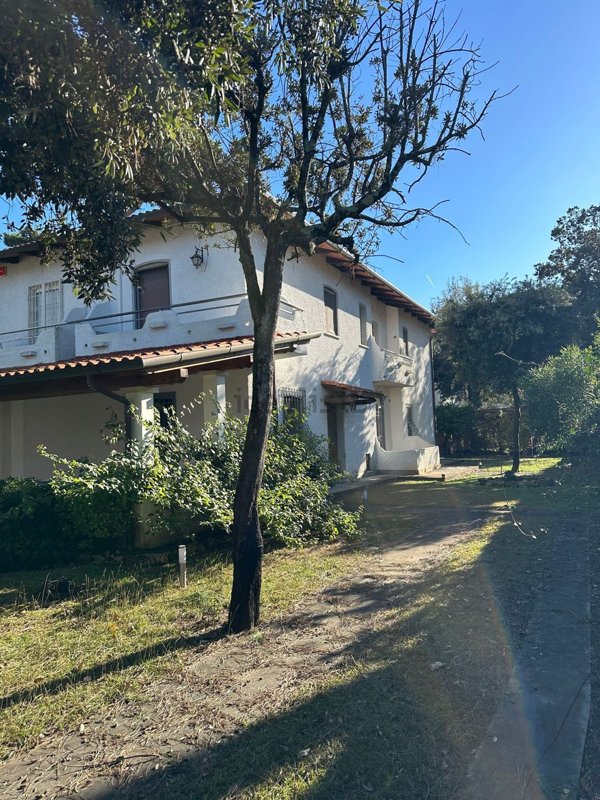 casa indipendente in vendita a Forte dei Marmi in zona Vittoria Apuana