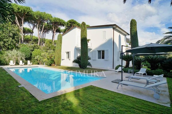 casa indipendente in vendita a Forte dei Marmi in zona Roma Imperiale