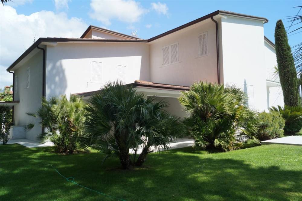 casa indipendente in vendita a Forte dei Marmi in zona Roma Imperiale