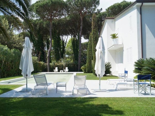 casa indipendente in vendita a Forte dei Marmi in zona Roma Imperiale