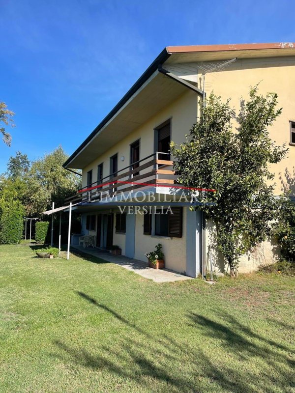 casa indipendente in vendita a Forte dei Marmi in zona Vittoria Apuana