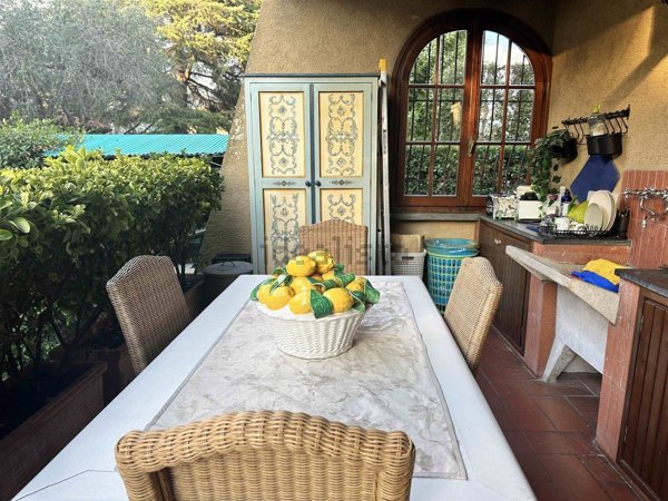 casa indipendente in vendita a Forte dei Marmi in zona Vittoria Apuana