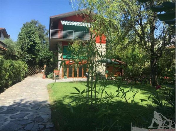 casa indipendente in vendita a Forte dei Marmi in zona Vittoria Apuana