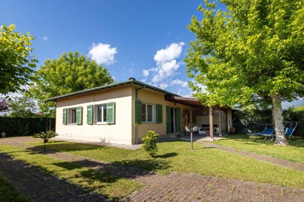 casa indipendente in vendita a Forte dei Marmi in zona Vittoria Apuana