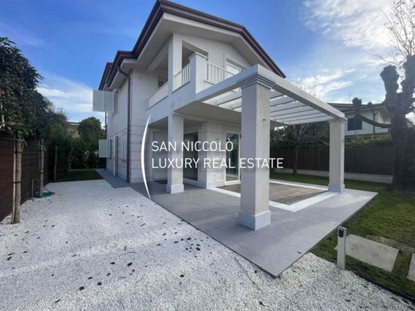 casa indipendente in vendita a Forte dei Marmi