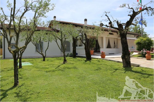 casa indipendente in vendita a Forte dei Marmi in zona Vaiana