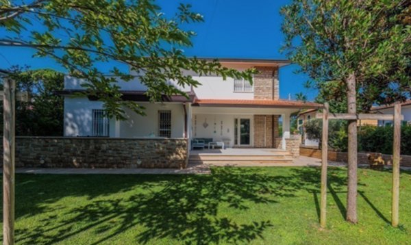 casa indipendente in vendita a Forte dei Marmi in zona Vittoria Apuana