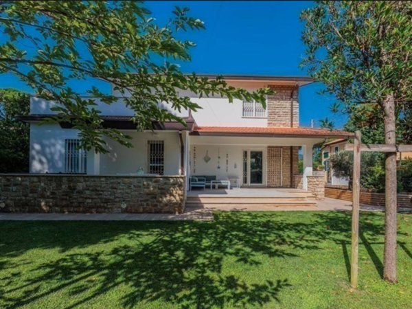 casa indipendente in vendita a Forte dei Marmi in zona Vittoria Apuana