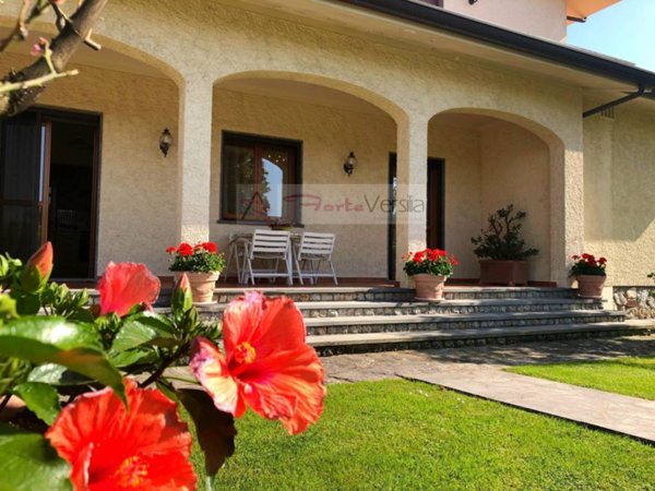 casa indipendente in vendita a Forte dei Marmi in zona Vaiana