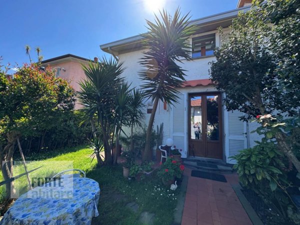 casa indipendente in vendita a Forte dei Marmi in zona Vaiana