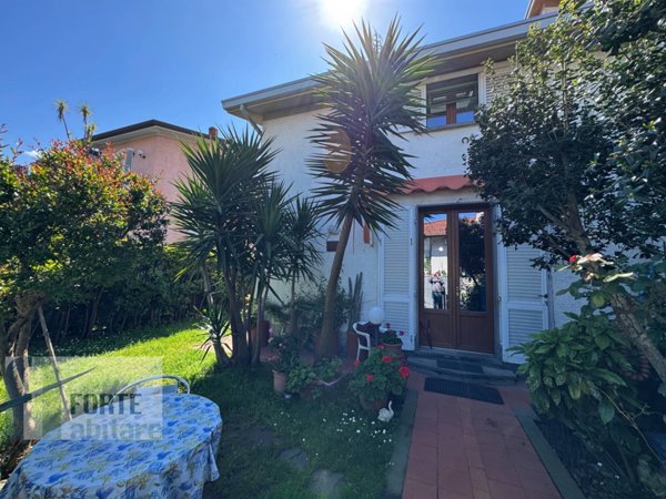 villa in vendita a Forte dei Marmi in zona Vaiana