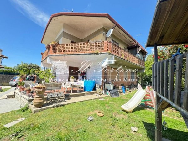 casa indipendente in vendita a Forte dei Marmi in zona Vaiana