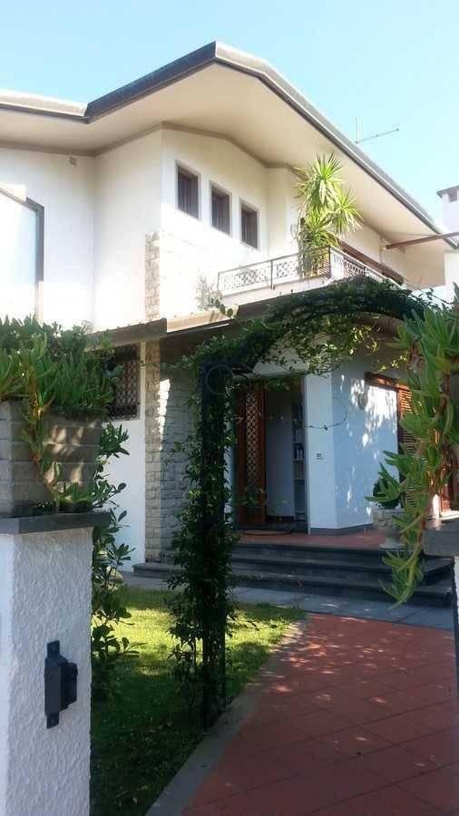 casa indipendente in vendita a Forte dei Marmi in zona Vittoria Apuana
