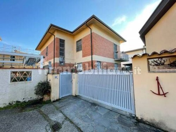 appartamento in vendita a Forte dei Marmi in zona Vittoria Apuana
