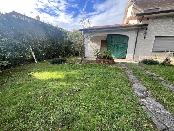 casa indipendente in vendita a Forte dei Marmi in zona Vittoria Apuana