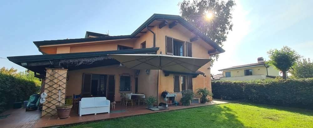 casa indipendente in vendita a Forte dei Marmi in zona Vittoria Apuana