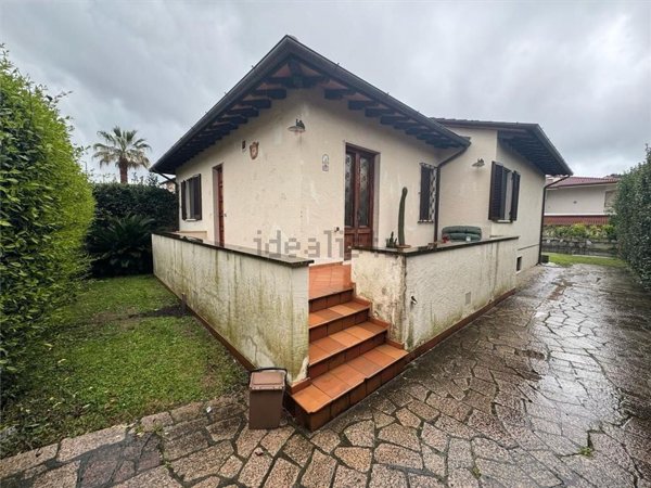 casa indipendente in vendita a Forte dei Marmi in zona Vaiana