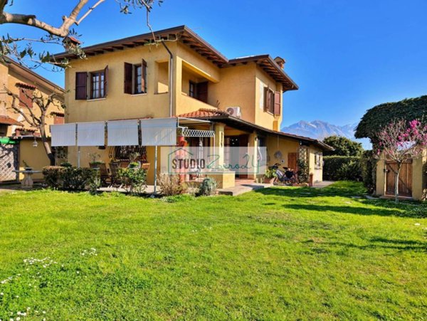 casa indipendente in vendita a Forte dei Marmi