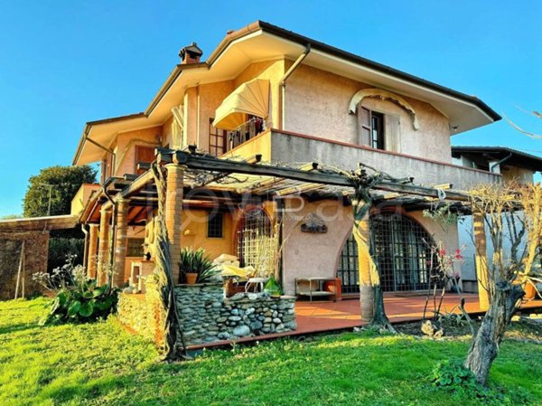 casa indipendente in vendita a Forte dei Marmi in zona Vaiana