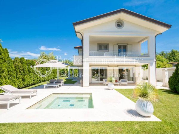 villa in vendita a Forte dei Marmi in zona Vittoria Apuana