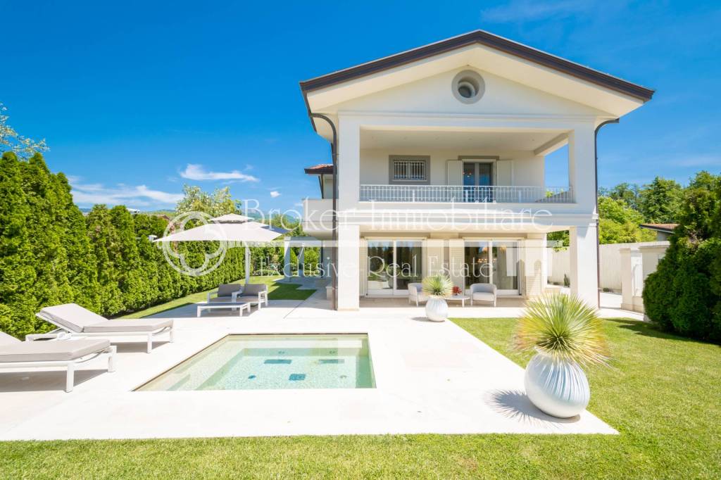 villa in vendita a Forte dei Marmi in zona Vittoria Apuana