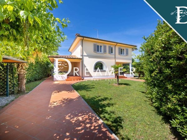 casa indipendente in vendita a Forte dei Marmi in zona Vittoria Apuana