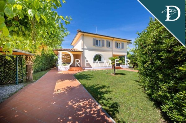 casa indipendente in vendita a Forte dei Marmi in zona Vittoria Apuana