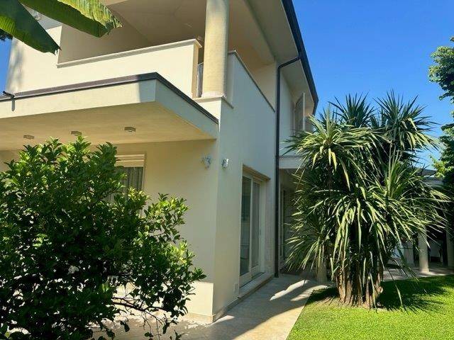 casa indipendente in vendita a Forte dei Marmi in zona Vittoria Apuana