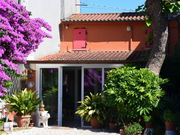 casa indipendente in vendita a Forte dei Marmi in zona Vaiana