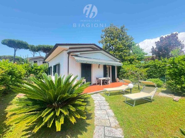 intera palazzina in vendita a Forte dei Marmi in zona Vittoria Apuana