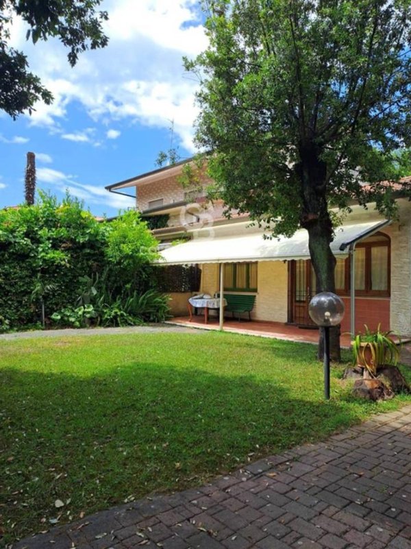 casa indipendente in vendita a Forte dei Marmi in zona Vittoria Apuana
