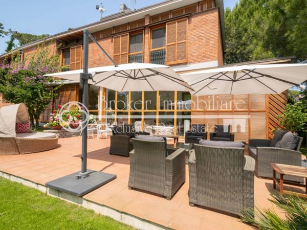 casa indipendente in vendita a Forte dei Marmi in zona Roma Imperiale