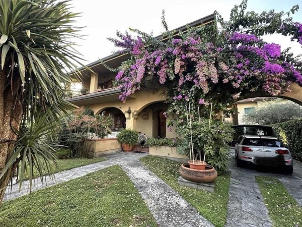 casa indipendente in vendita a Forte dei Marmi in zona Vittoria Apuana