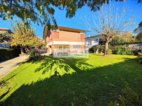 casa indipendente in vendita a Forte dei Marmi in zona Vaiana