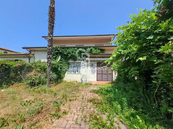 casa semindipendente in vendita a Forte dei Marmi in zona Vittoria Apuana