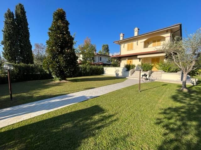 casa indipendente in vendita a Forte dei Marmi in zona Vittoria Apuana