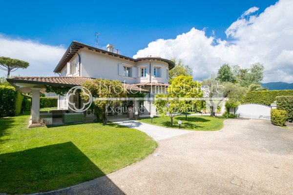 casa indipendente in vendita a Forte dei Marmi in zona Vittoria Apuana