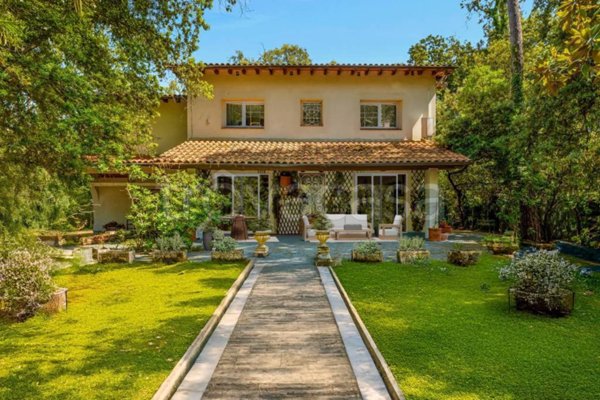 casa indipendente in vendita a Forte dei Marmi in zona Roma Imperiale