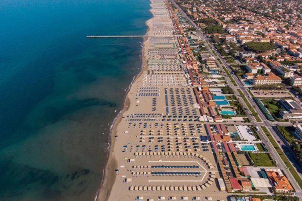 casa indipendente in vendita a Forte dei Marmi in zona Roma Imperiale