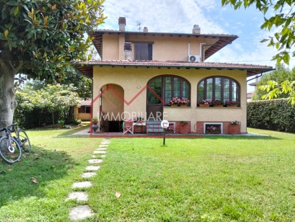 casa indipendente in vendita a Forte dei Marmi in zona Vittoria Apuana