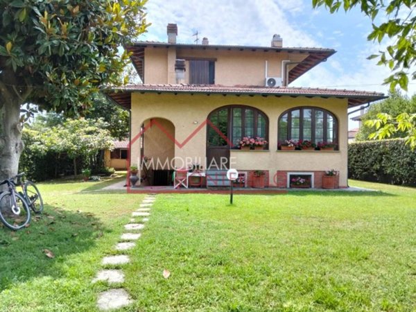 casa indipendente in vendita a Forte dei Marmi in zona Vittoria Apuana