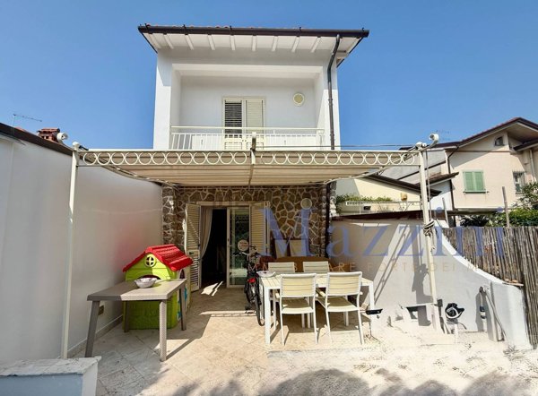 casa semindipendente in vendita a Forte dei Marmi
