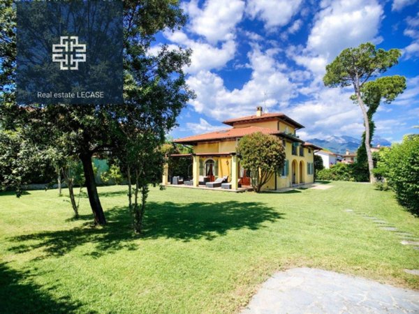 casa indipendente in vendita a Forte dei Marmi in zona Vittoria Apuana