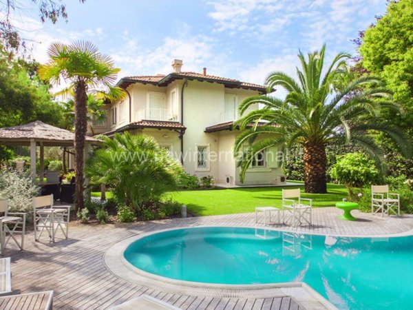 casa indipendente in vendita a Forte dei Marmi in zona Vittoria Apuana